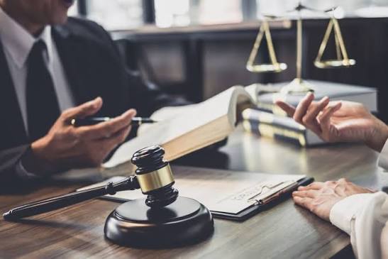 Міграційний адвокат в Україні: хто вони такі та чим займаються